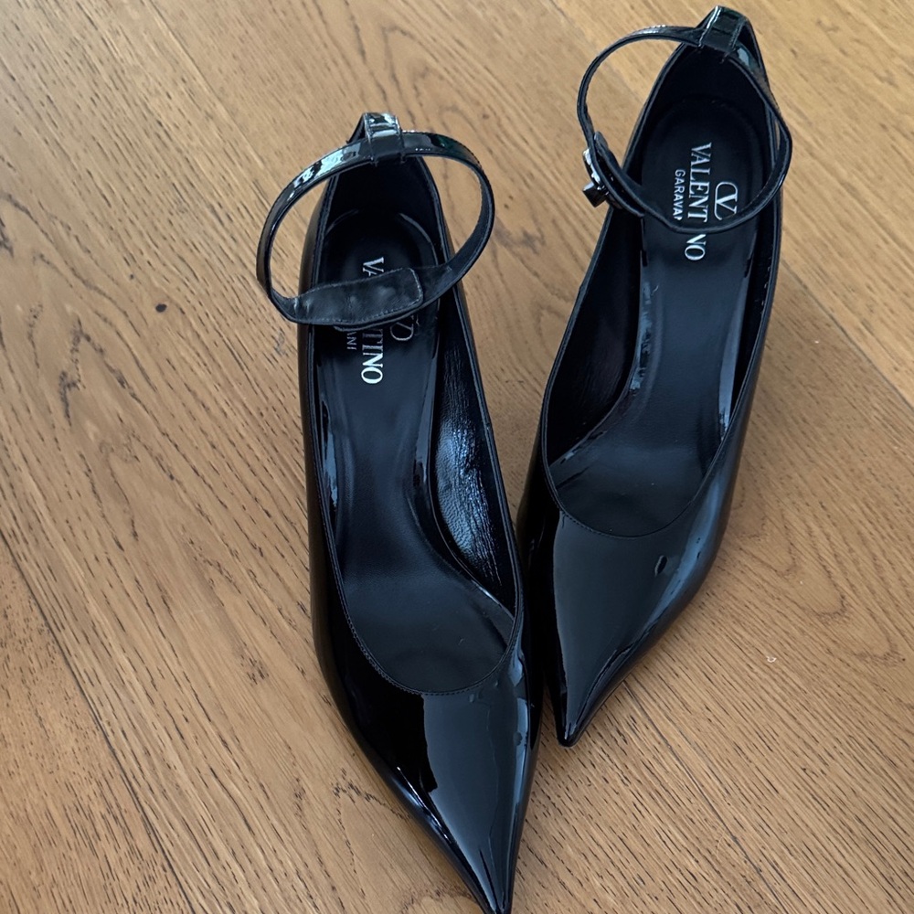 Valentino Women's Glossy/ patent leather Black Heels